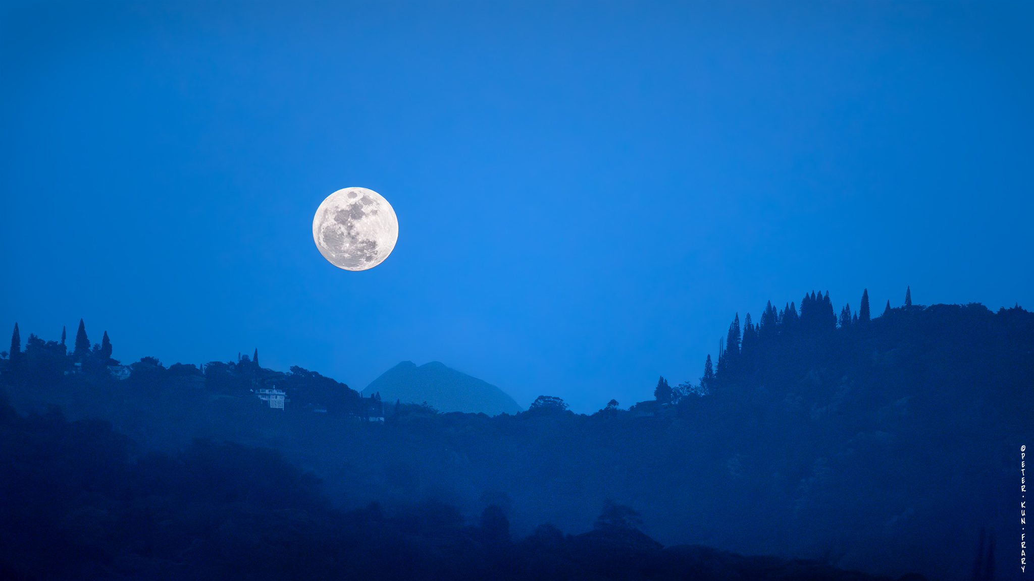 Moon Over Koʻolau Range | ©Peter Kun Frary